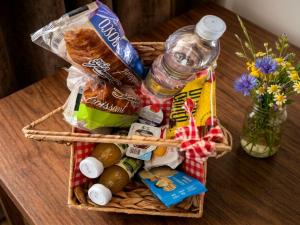 a basket filled with food and a bottle of water at Dolce Bacio in Valdobbiadene