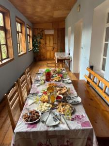 a table with plates of food on it at Guesthouse Tetnuldi in Kʼolashi