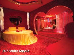 ein Schlafzimmer mit einem Bett und einem herzförmigen Spiegel in der Unterkunft Hotel Priamos-Αdults Only in Athen