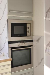 a microwave and a oven in a kitchen at Lem-Lux in Lemgo