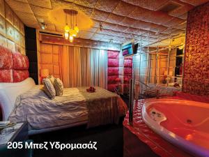ein Schlafzimmer mit Bett und Badewanne in der Unterkunft Hotel Priamos-Αdults Only in Athen