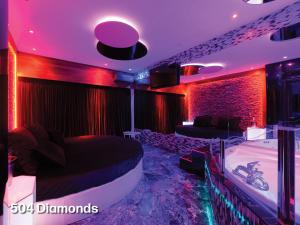 ein Zimmer mit einer Badewanne in der Mitte des Zimmers in der Unterkunft Hotel Priamos-Αdults Only in Athen