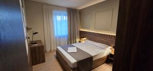 a hotel room with a bed and a window at Drei Schweizer Hotel in Neuwied