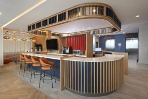 a large kitchen with a bar with stools at Hampton by Hilton Monterrey Tecnológico in Monterrey
