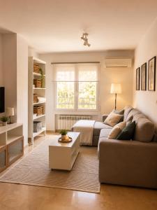 a living room with a couch and a bed at Apartamento Centro Granada-Ganivet in Granada