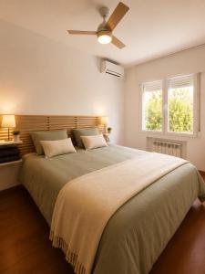 a bedroom with a large bed with a ceiling fan at Apartamento Centro Granada-Ganivet in Granada