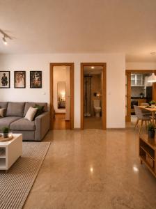 a living room with a couch and a table at Apartamento Centro Granada-Ganivet in Granada