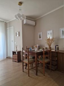 ein Esszimmer mit einem Holztisch und Stühlen in der Unterkunft Cerere Suite in Biccari