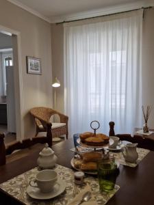ein Wohnzimmer mit einem Tisch, auf dem Geschirr steht in der Unterkunft Cerere Suite in Biccari + 2 Fotos