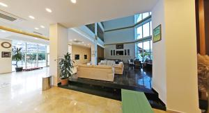 a living room with a couch and a table at Ceti̇n Presti̇ge Resort in Erdek