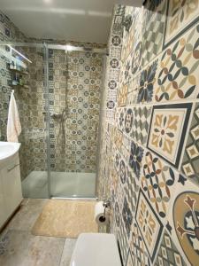 a bathroom with a shower and a toilet at Leśny Zakątek in Glinka +15 photos