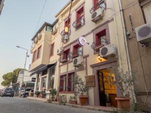 a building on the side of a street at Tarihi Rum Konağı Antikhan in Ayvalık +17 photos