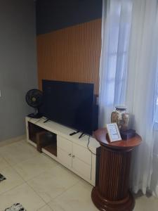 a flat screen tv sitting on top of a table at Machado Monteiro in Guarapari