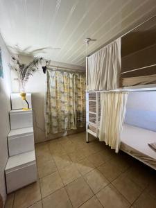a bedroom with two bunk beds and a window at La casa de MR in Sarapiquí