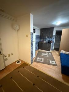 an empty room with a kitchen and a living room at Loret in Kragujevac