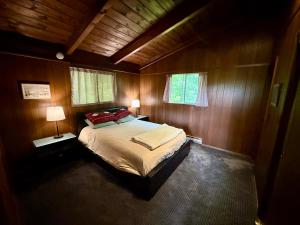 a bedroom with a bed and two lamps in it at Cabin on the hill Ascutney in Jenneville