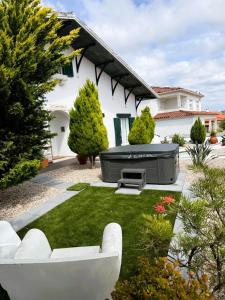 a garden with a hot tub in a yard at LEIRIA Side Bungalow in Leiria