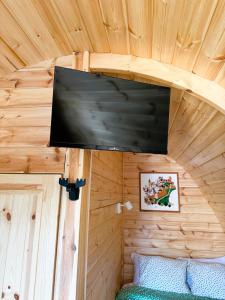 a small room with a tv in a tiny house at LEIRIA Side Bungalow in Leiria