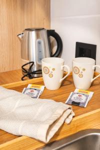 two coffee cups sitting on a wooden counter top at Bio Espacio in Belén de Escobar