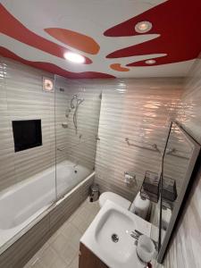 a bathroom with a toilet and a sink and a tub at Apart Hotel miwi in Los Patios +13 photos