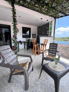 a patio with two chairs and a table and chairs at Apart Hotel miwi in Los Patios