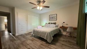 a bedroom with a bed and a ceiling fan at Sabana in Lake Charles