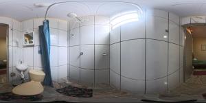 a bathroom with a shower and a toilet in a room at Quarto pra OITO 8 Pessoas in Ouro Preto