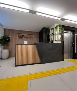 a lobby with a reception desk in a building at Studio Estilo Industrial - 01 - BARRETO - in Mossoró