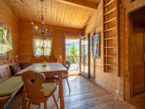 a dining room with a table and chairs in a cabin at Pauls-Hütte in Hippach