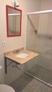 un bagno con lavandino e doccia di Fazenda Hotel Jatahy a Cavaru