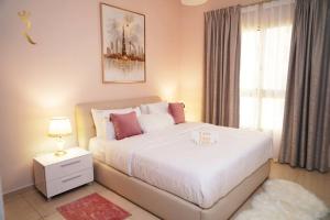 a bedroom with a large white bed with a window at Serene 1BR Retreat in Baniyas in Abu Dhabi +67 photos