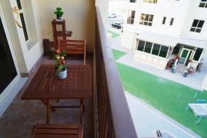 a balcony with a table and chairs in a building at Serene 1BR Retreat in Baniyas in Abu Dhabi