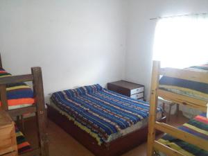 1 dormitorio con 2 literas y ventana en Rocio de Luna en Mina Clavero