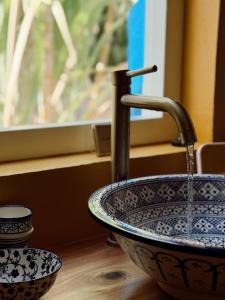 a bathroom sink with a faucet and a bowl at Dushi Blou, private monumentje in Otrabanda in Willemstad +62 photos