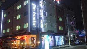 un edificio con un cartel en su costado por la noche en Jiinbill en Yeosu