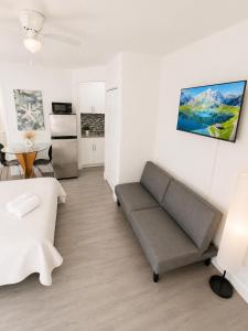 a living room with a couch and a kitchen at Cozy studio in Hollywood 101 - 1 in Hollywood