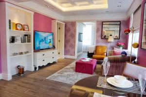 Uma televisão e/ou sistema de entretenimento em Hotel Madera Hollywood
