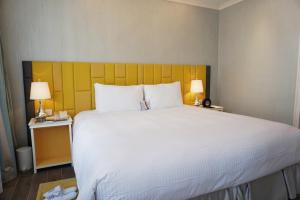 Uma cama ou camas num quarto em Hotel Madera Hollywood