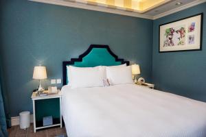 Uma cama ou camas num quarto em Hotel Madera Hollywood