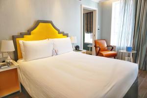 Uma cama ou camas num quarto em Hotel Madera Hollywood