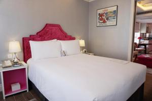 Uma cama ou camas num quarto em Hotel Madera Hollywood