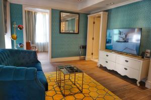 Uma televisão e/ou sistema de entretenimento em Hotel Madera Hollywood