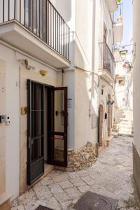 an alley with a door in a building at Vitti Stone House - Centro Storico Castellana in Castellana Grotte