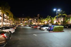 un estacionamiento con autos estacionados frente a un edificio en Hotel Le Reve Pasadena, en Pasadena