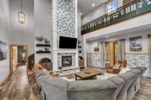 a living room with a couch and a fireplace at East Zion Trails Retreat-Hot tub, Resort Amenities, Exceptional in Orderville