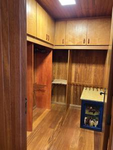 an empty room with wooden cabinets and a fireplace at Éden jardim in Guarapuava