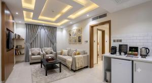 a living room with a couch and a table at فندق الضيافة in Abu Arish