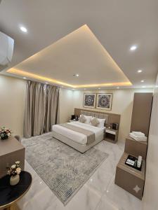 a bedroom with a large bed in a room at فندق الضيافة in Abu Arish