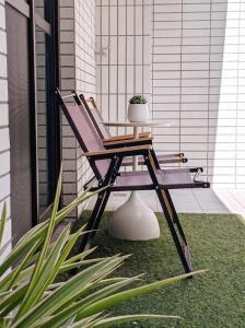 a purple chair sitting on the side of a porch at 雀居民宿 in Yuli