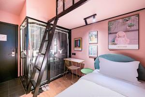 a room with a bed and a ladder at Beijing xiyou hotel in Beijing